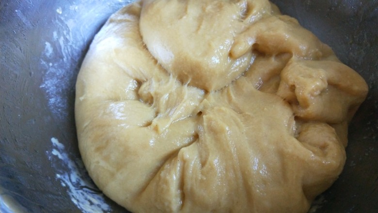 新文美食 玫瑰豆沙馅炸糕,稍微不烫手了戴上一次性手套揉均匀。