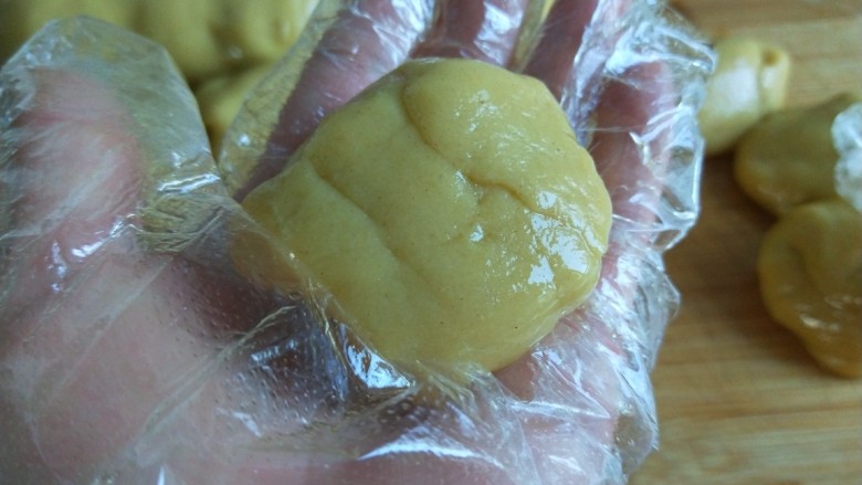 新文美食 玫瑰豆沙馅炸糕,在揉成球状。
