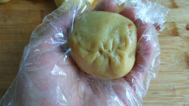 新文美食 玫瑰豆沙馅炸糕,封口一定要封闭严以免炸的时候豆沙流出来。