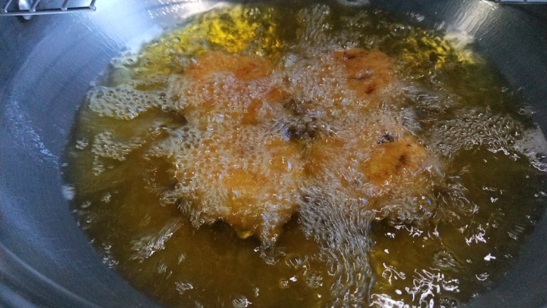 新文美食 玫瑰豆沙馅炸糕,放入黄米糕中火炸制。