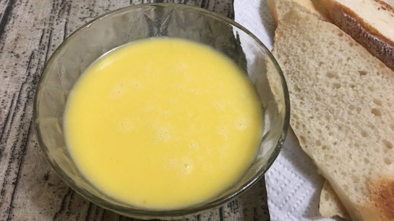 奶香片,均匀的涂抹在法棍片两面,烤盘铺好油纸
