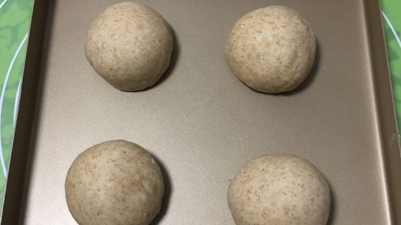 粗粮健康包,再次滚圆,放入金盘。