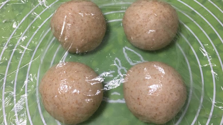 粗粮健康包,分成四个剂子,盖上保鲜膜静置20分钟。