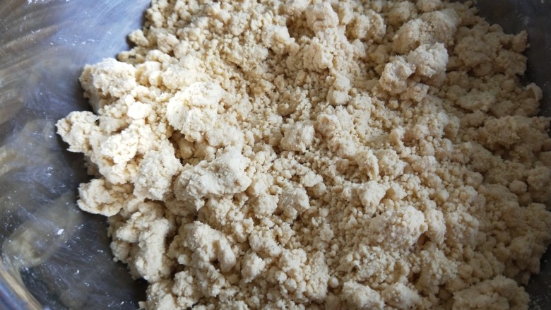 新文美食 玫瑰豆沙馅炸糕,加水要适量加入,我一共加入两碗,没有干面粉为止,要搅拌成疙瘩形状。