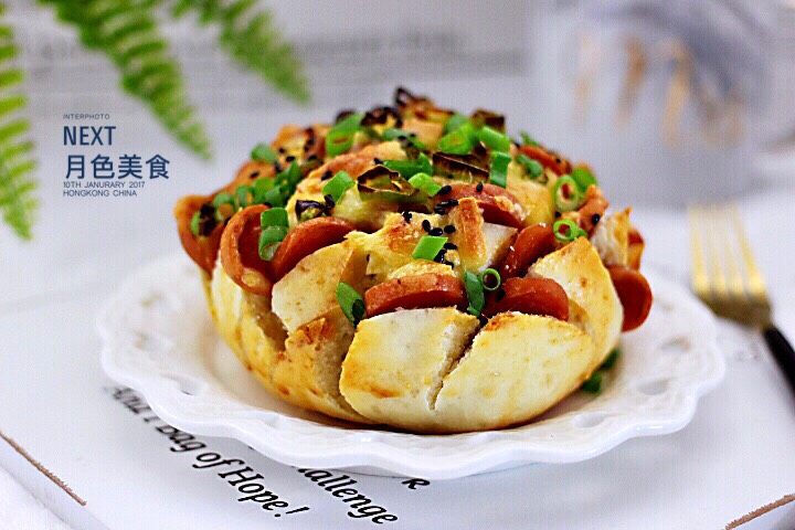 芝士青椒火腿烤馒头,香酥可口的烤馒头出炉喽,撒上葱花开始享用了。