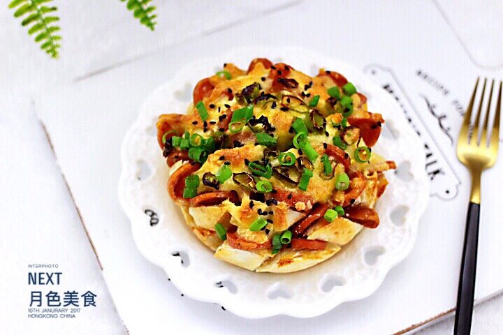 芝士青椒火腿烤馒头,诱人不,这是剩馒头新吃法,味道秒杀汉堡包哟。