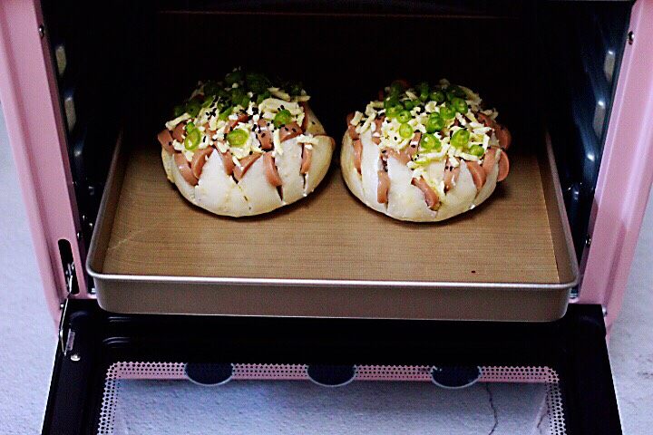 芝士青椒火腿烤馒头,放入烤盘中,入烤箱中层。
