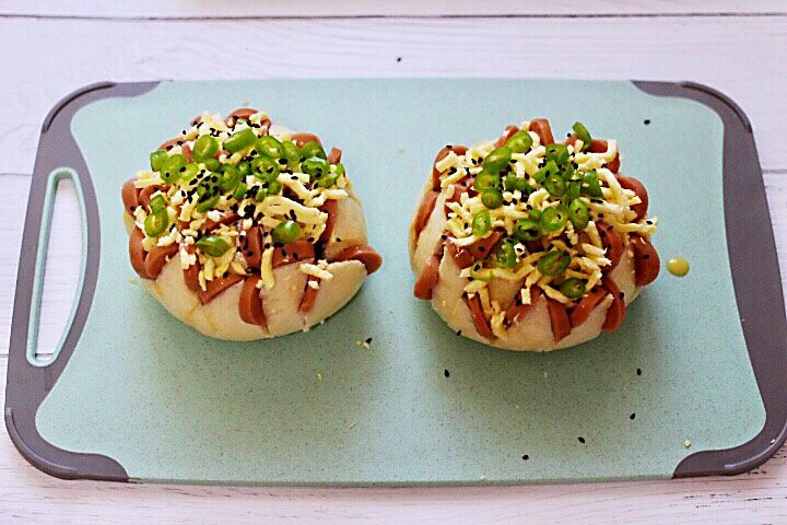 芝士青椒火腿烤馒头,最后撒上适量的黑芝麻,依次把两个馒头都做好后。