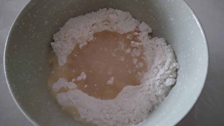 脆掉渣的小烧饼,所有材料放入碗中。