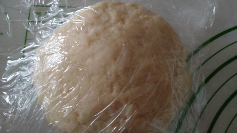 脆掉渣的小烧饼,活成面团,盖上保鲜膜醒面20分钟。