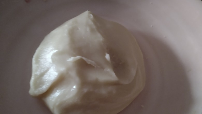 脆掉渣的小烧饼,油酥材料放入碗中,活成团,放入冰箱冷藏20分钟。