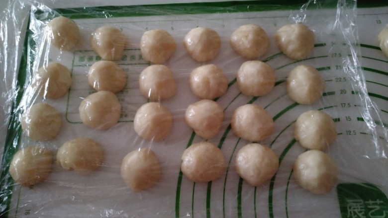 脆掉渣的小烧饼,油皮平均分成24份。