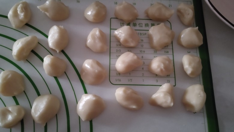 脆掉渣的小烧饼,油酥平均分成24份。