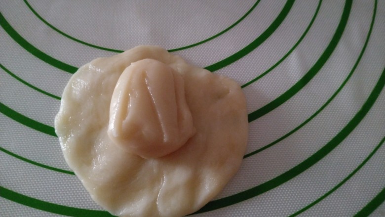 脆掉渣的小烧饼,用手将油皮捏成薄片,放入油酥。