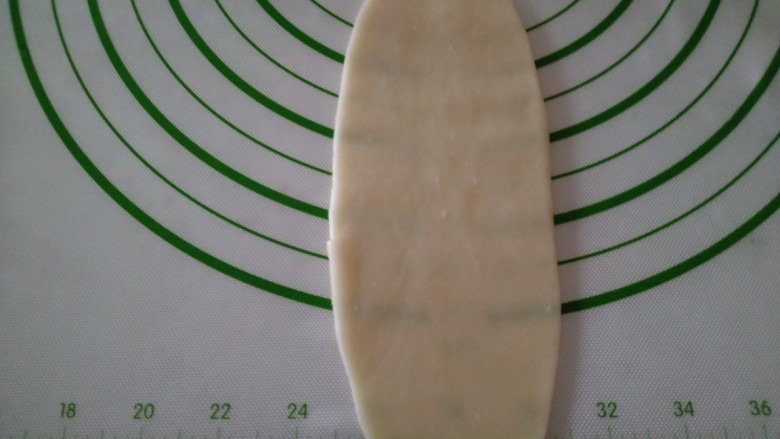 脆掉渣的小烧饼,取一个从中间往上擀,再从中间往下擀,擀成牛舌状。
