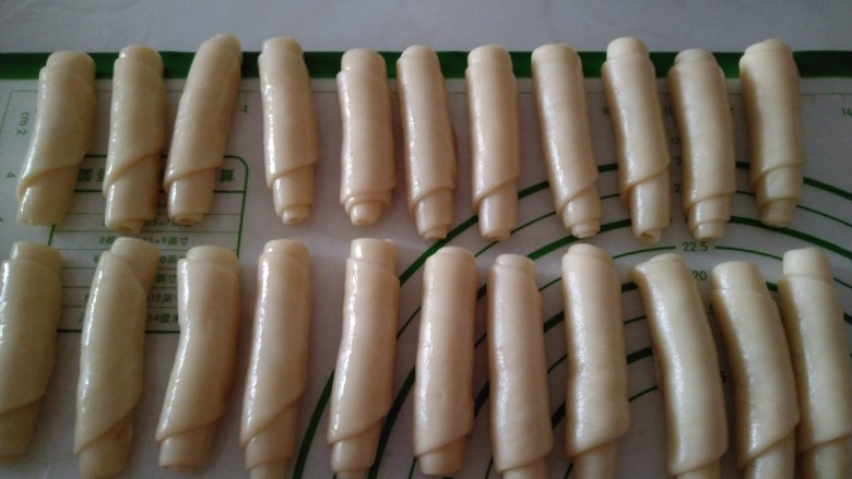 脆掉渣的小烧饼,全部卷起。