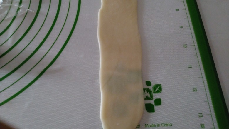 脆掉渣的小烧饼,取一个收口朝上,从中间往上擀,再从中间往下擀,擀成牛舌状。