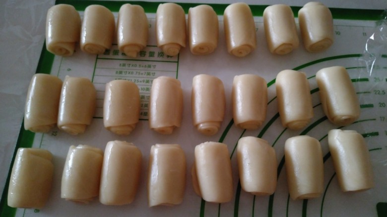 脆掉渣的小烧饼,卷起。