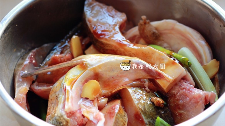 生焗鱼头,抓匀,腌制20分钟