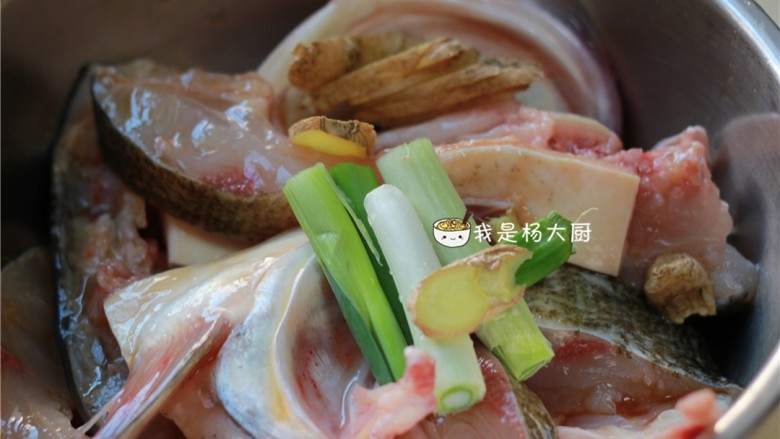 生焗鱼头,鱼块中放一勺<a style='color:red;display:inline-block;' href='/shicai/ 721'>蚝油</a>，一勺<a style='color:red;display:inline-block;' href='/shicai/ 788'>生抽</a>，一勺料酒，少量食盐，葱，姜。