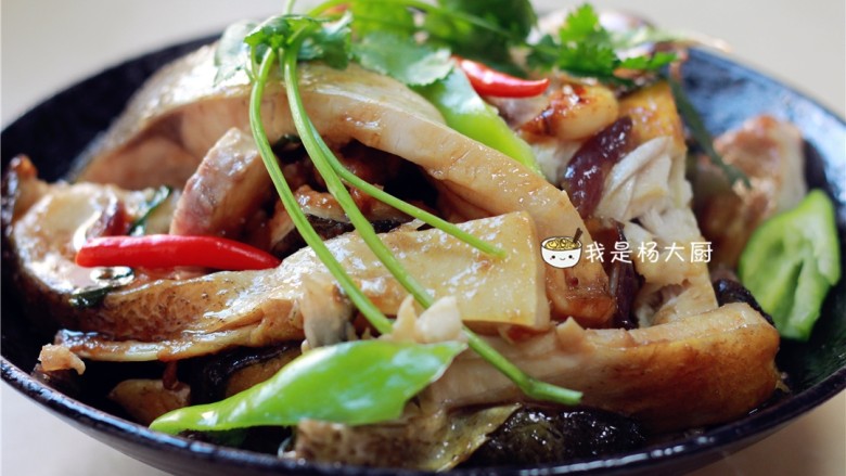 生焗鱼头,盛出,撒上<a style='color:red;display:inline-block;' href='/shicai/ 131'>香菜</a>做装饰。