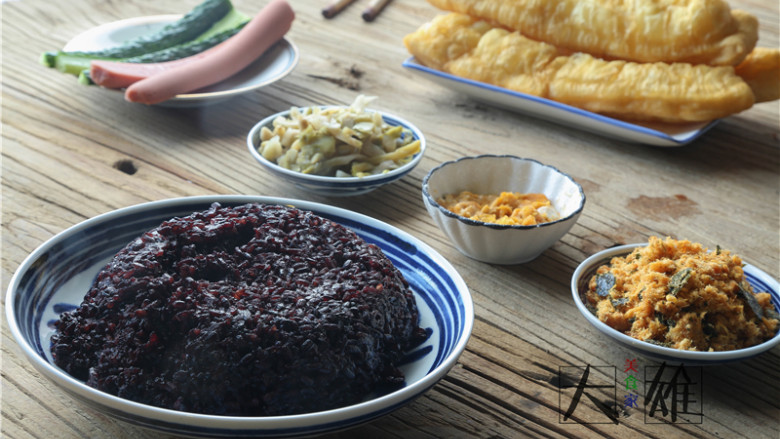 回忆杀,自制咸蛋黄肉松紫米饭团子,黑米(大米也可以)、糯米、沙拉酱、油条(没有也可以,也可以往里面放薯片,玉米片什么的)、火腿、黄瓜、咸蛋黄、肉松、榨菜 (以上食材都不是固定死的,手边有什么就往里放什么)
把咸蛋黄用勺子压碎,火腿、黄瓜分别切成条备用,当然你也可以切成任意你喜欢的形状