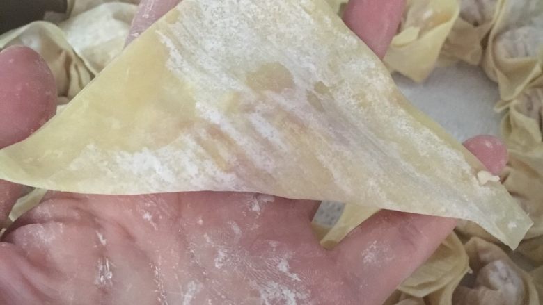 玉米葱花小云吞,然后对折成三角形
