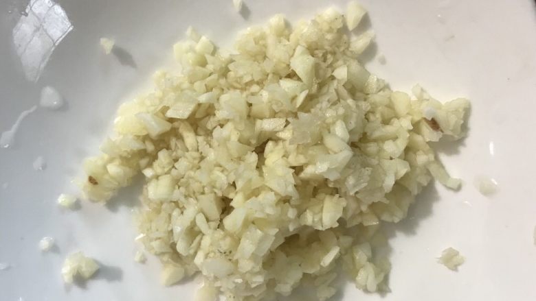 粉丝蒸贝壳,蒜剥皮清洗干净后,剁碎。