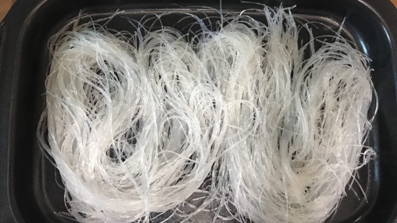 粉丝蒸贝壳,把泡好的粉丝铺在锅里
