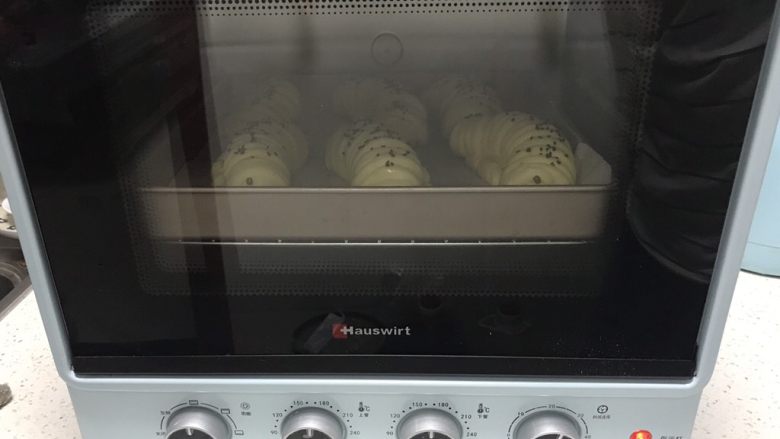 懒人版毛毛虫蓝莓面包,海氏烤箱170度预热10分钟后,将烤盘送入烤箱中层,上下火烤18-20分钟。(具体时间和温度要根据自家烤箱性能另定)