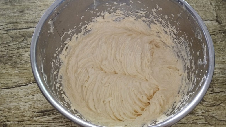 可可磅蛋糕,这是蛋液加完打好的状态,平滑的乳化状