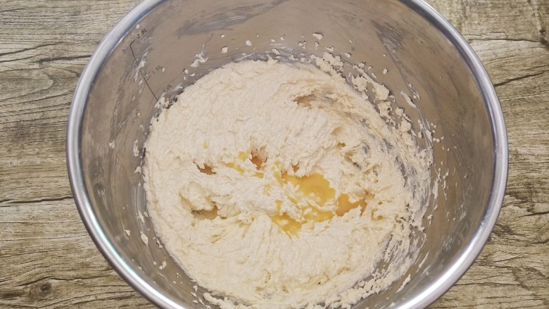 可可磅蛋糕,再分多次加入提前打散的蛋液,这里一定要注意,蛋液一定要分多次加入,否则容易油水分离