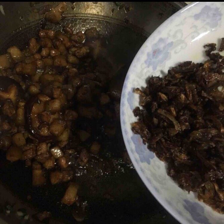 有灵魂的台式卤肉饭（油葱饭）,翻炒30秒加入切好的油葱酥继续炒