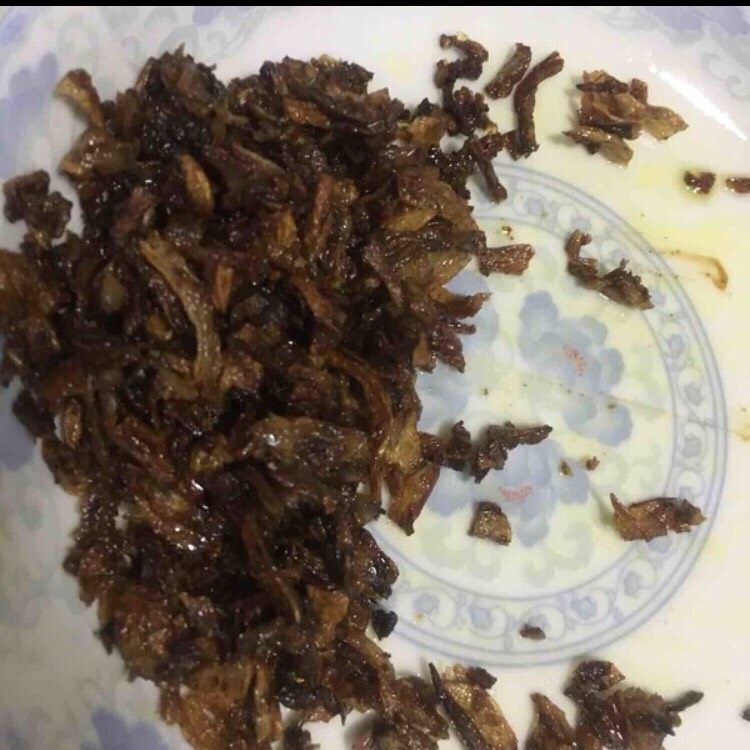 有灵魂的台式卤肉饭（油葱饭）,洋葱炸好滤油出锅，切成碎末。