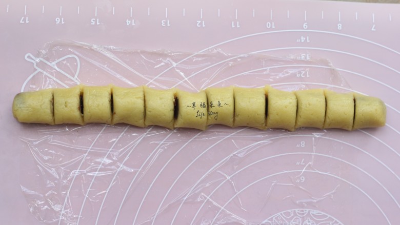 迷你红豆酥,然后用刮板或者锋利割刀将包裹豆沙的面团平均分割成12份