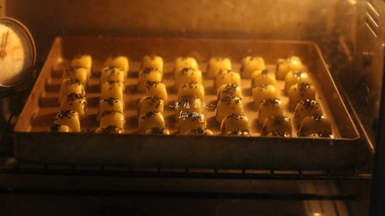 迷你红豆酥,烤箱200度预热10分钟,送入烤箱中层烘烤,上下火180度20分钟左右