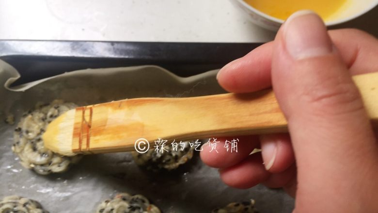 双色芝麻桃酥,最后在面团表面刷上一层全蛋液，放入预热好的烤箱，180度，15分钟左右（具体时间、温度请根据自家烤箱灵活设定），烤到桃酥表面变成金黄色即可