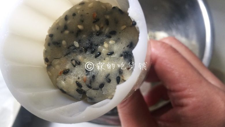 双色芝麻桃酥,将面团分成小份,揉圆,压扁,放入模具中,按压成型