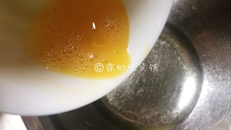 双色芝麻桃酥,打散的<a style='color:red;display:inline-block;' href='/shicai/ 9'>鸡蛋</a>倒入油里,混合均匀