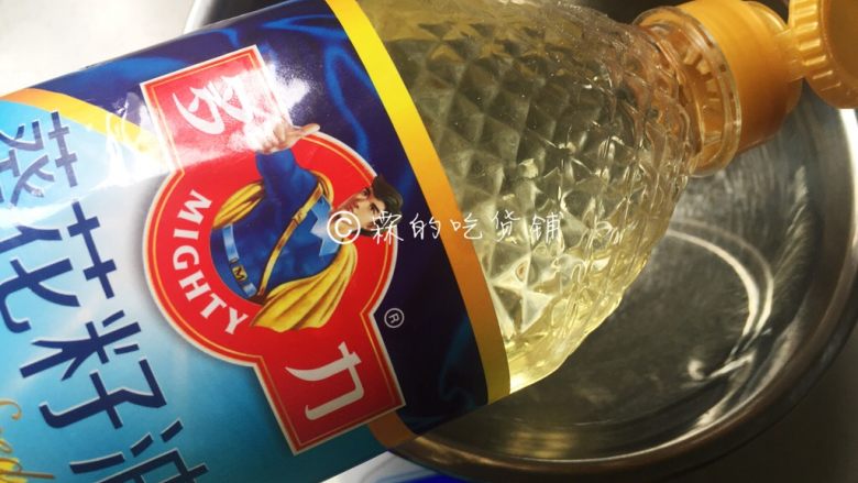 双色芝麻桃酥,食用油(花生油、葵花籽油都可以,就是不要用有香气的油)