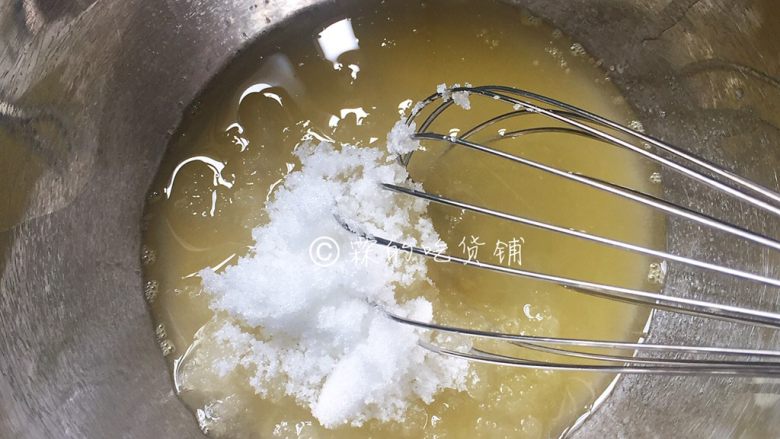 双色芝麻桃酥,加入细砂糖后,用打蛋器搅打均匀