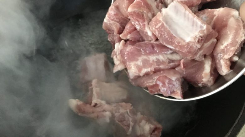 山楂排骨,清水烧沸,下排骨焯水,再捞出备用