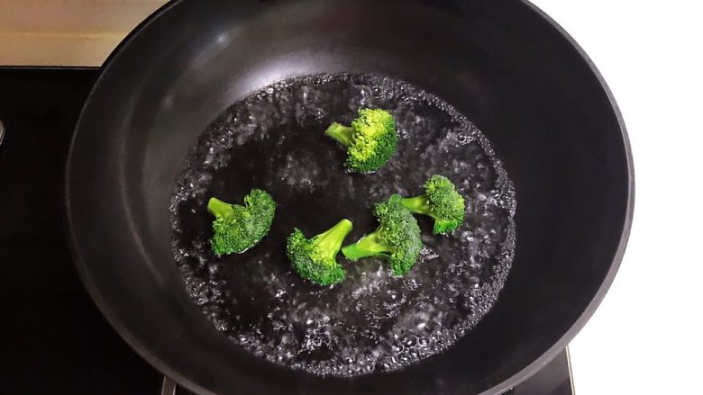 宝宝健康食谱 西蓝花肉末饭团,水烧开后放入西蓝花