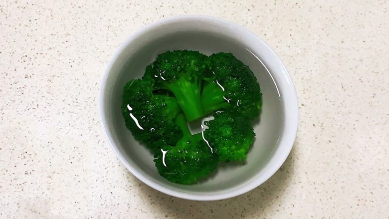 宝宝健康食谱 西蓝花肉末饭团,把焯好的西蓝花放入冷水中过凉