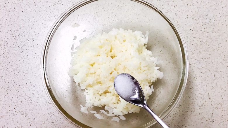 宝宝健康食谱 西蓝花肉末饭团,加入2克精盐