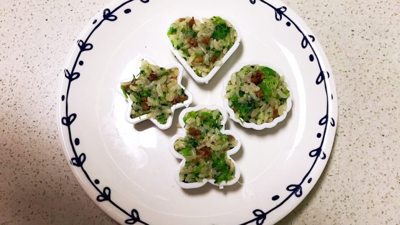 宝宝健康食谱 西蓝花肉末饭团,把拌好的西蓝花肉末米饭填充在模具中,压实