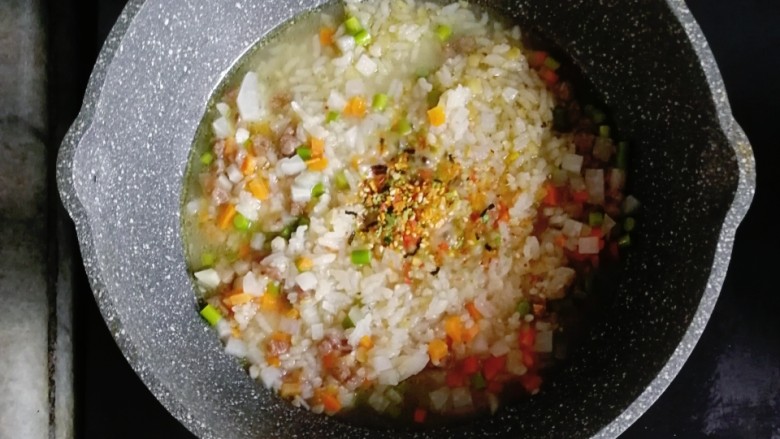 宝宝辅食—和牛蔬菜烩饭,煮至汤汁收一半后,倒入一包拌饭料(没有拌饭料用盐也可以)