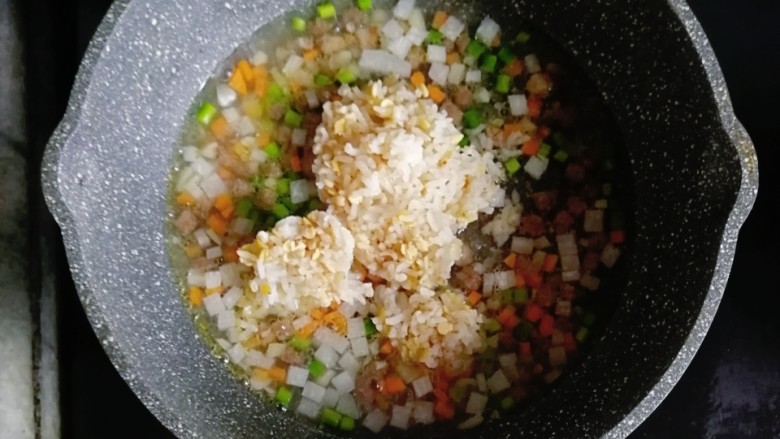 宝宝辅食—和牛蔬菜烩饭,水煮开后,倒入一碗熟米饭,翻拌均匀,小火焖煮