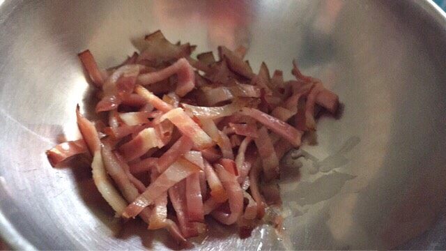 培根蒸水蛋,将烤好的培根切碎；