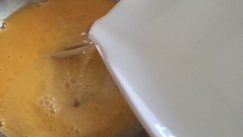 培根蒸水蛋,<a style='color:red;display:inline-block;' href='/shicai/ 9'>鸡蛋</a>磕入碗中，用筷子搅散，加入约280毫升温水，一边加水一边顺时针搅拌均匀；